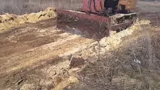 Дт-75 уборка мусора на свалке.