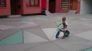 Little Carlos aprendiendo a derrapar en bici - Learning to skid on bike with fall out.