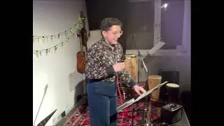 Just the Music: Performance: Offenes Wohnzimmer - Open Mic - Opener (Berlin, 10.04.25)