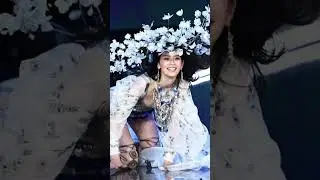 This catwalk fall has gone viral. 