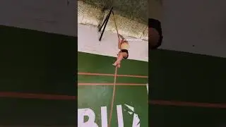 Девочка боится, женщина действует 