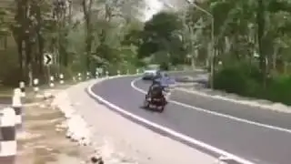PENGENDARA MOTOR INI HAMPIR SAJA TEWAS KARENA SOPIR BUS UGAL-UGALAN !!