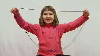 Даша показывает как сделать из улитки косу