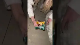 БАБИЧ ЗАЛЕЗ В ЗАДНИЦУ МЕДВЕДЮ😳😂😁