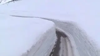 Дорога сквозь снег в горах Японии