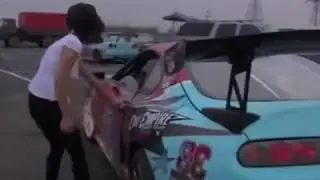 Грудь вылезла из под блузки