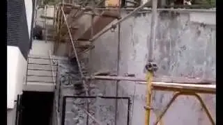 Вот как надо пользоваться перфоратором)