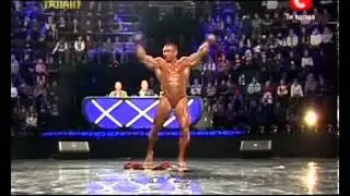 Вот как качок танцует под EMINEM