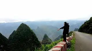 Đứng trên đèo Mã Pì Lèng nhìn xuống thung lũng - Hà Giang - Cảm giác tuyệt vời