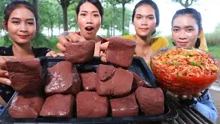 Cooking and eating blood pork boiled with chili sauce - Eating show