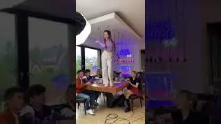 ЧАНА ЗАЛЕЗЛА НА СТОЛ В ОБУВИ