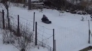 ДЕТИ КАТАЮТСЯ НА ЛЕДЯНКЕ