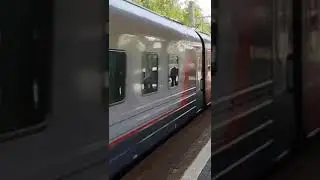 "Редкий синий чех"! Электровоз ЧС7-011 проездает платформу Яуза. #метро #shorts