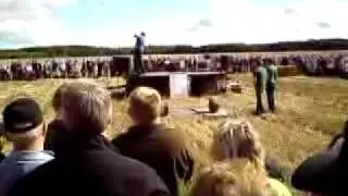 Magnus Samuelsson knäcker cola burkar