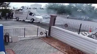 Yanan kamyonetini itfaiyenin önüne sürdü