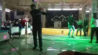 Мужик танцует