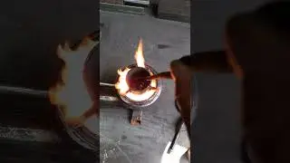Жидкий алюминий. Горелка на отработке. Liquid aluminum. The oil burner is being tested.