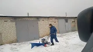 СНЕГОУБОРЩИК В ДЕЛЕ.