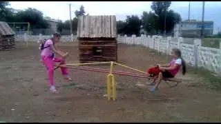 на качелях