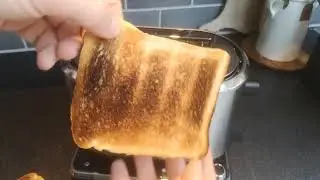 Russell Hobbs 2 Slice Attentiv Review and Demonstration - Toaster with Colour Sense Technology