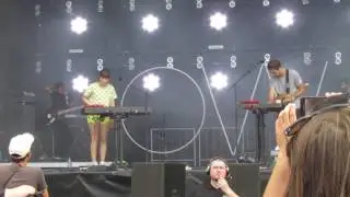 Oh Wonder opening minute at Osheaga.