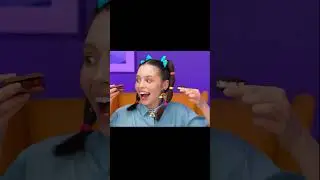 लड़की सभी प्रकार के हैम्बर्गर की कोशिश करती है।