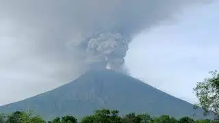 8.Volcano eruption with ash cloud ANV