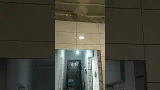 Стройка. Санузел. Над дверью подрезка плитки.