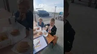 Братва заехала перекусить!