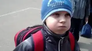 Пацан разговаривает с закрытым ртом