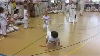 Crianças de 4 anos jogando capoeira