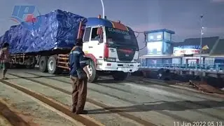 Trailer Sliding 18 meter Melintasi Dermaga Pelabuhan ASDP Paciran Lamongan