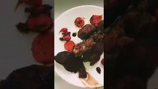 Блюдо из 5 ингридиентов . Готовим легко и просто . Томим мясо в собственном соку .