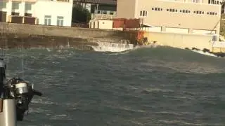 Шторм еще далеко в море, но волны уже дошли к берегу и набирают силу. Вид с причала Хоста