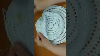 Ажурная шляпка крючком из х/б с укороченными сзади полями. Модно и просто. 