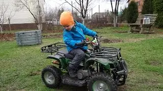 Ребёнок 2.8 лет на бензиновом квадроцикле Avantis Hunter mini 49cc 2т