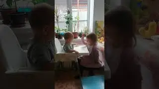 Малыши играют