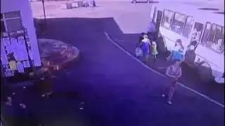 Автобус в Норильске зацепив за ногу маленькую девочку протащил её по дороге