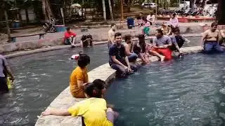 Indonesia panas. cewek cowok mandi bersama di air angat Tuban.