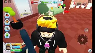 Играю в  ROBLOX режим YOUTUBE LIFE