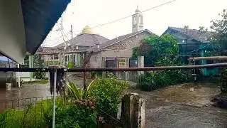 di luar rumah hujan || ada bocil main air hujan.