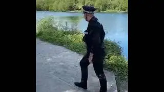 Ребенок скинул полицейского в воду