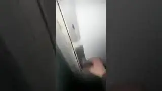 Открыл замок электрички пальцем.