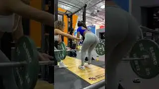 Two sisters working out in the gym 😍