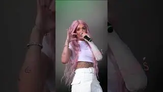 Molly gör ett Hjärta under Mi Amore - Gröna Lund, Stockholm, Dolly  Style @DollyStyleOfficial