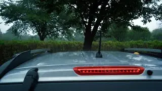 차 지붕위에 내리는 엄청난 폭우, heavy rain pouring on the car roof