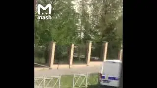 Из 175-й гимназии в Казани вывозят тела погибших. 10 человек