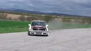 BMW E30 4.0 V8 - Test v Ide