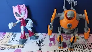 Sonic Prime Rusty Rose and Eggforcer minifigures