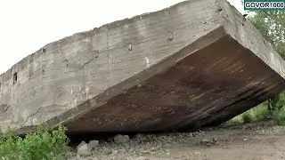 Бетонная баржа на берегу Волги